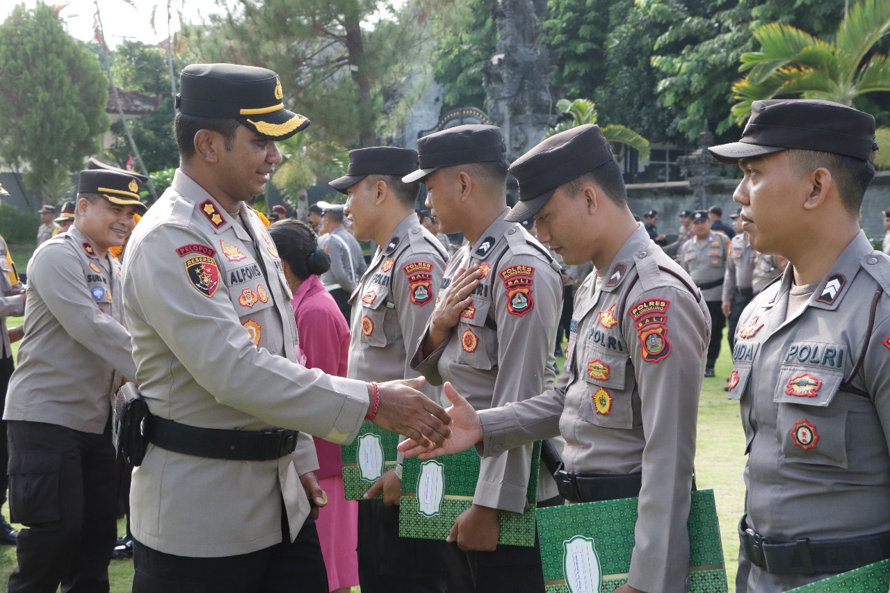Polres Klungkung Laksanakan Upacara Kenaikan Pangkat, Pemberian Penghargaan, dan Pelepasan Purna Bakti