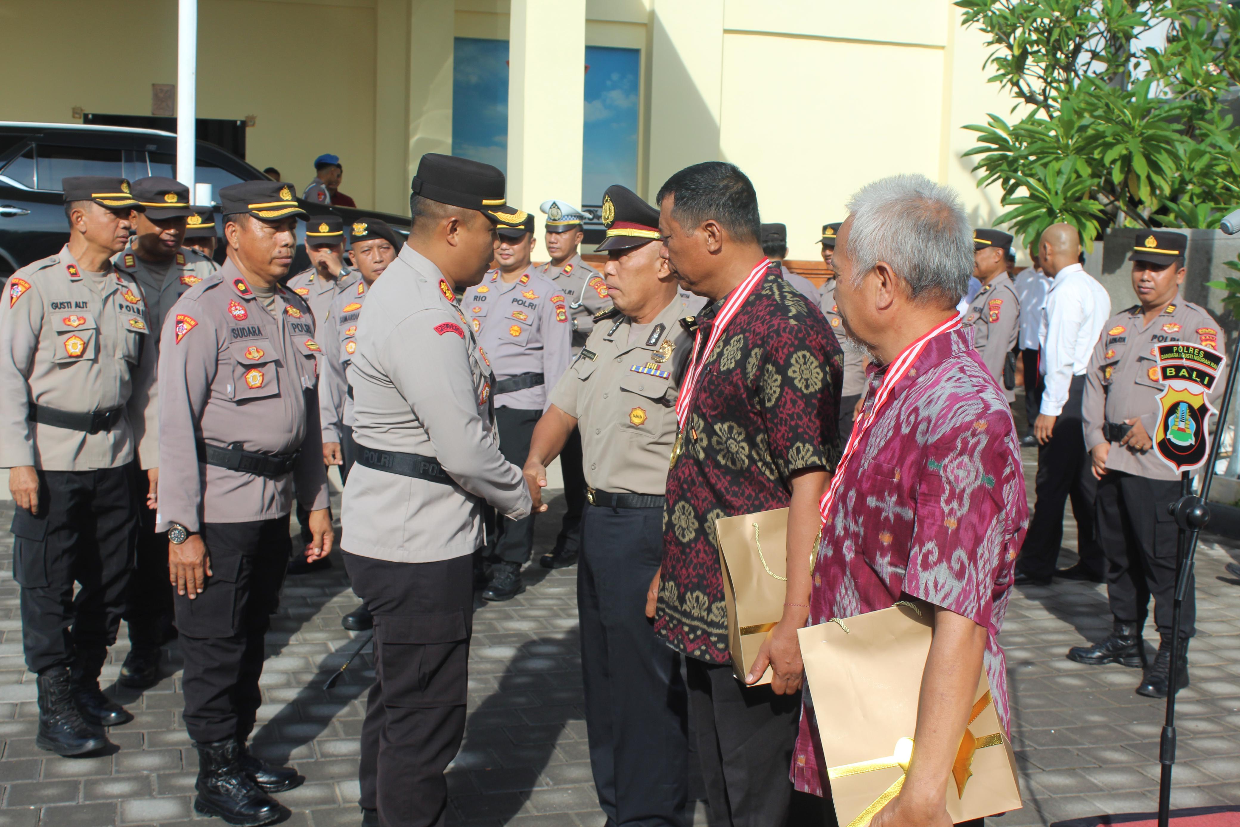 Kapolres Kawasan Bandara Pimpin Upacara Kenaikan Pangkat Pengabdian dan Wisuda Purna Bhakti