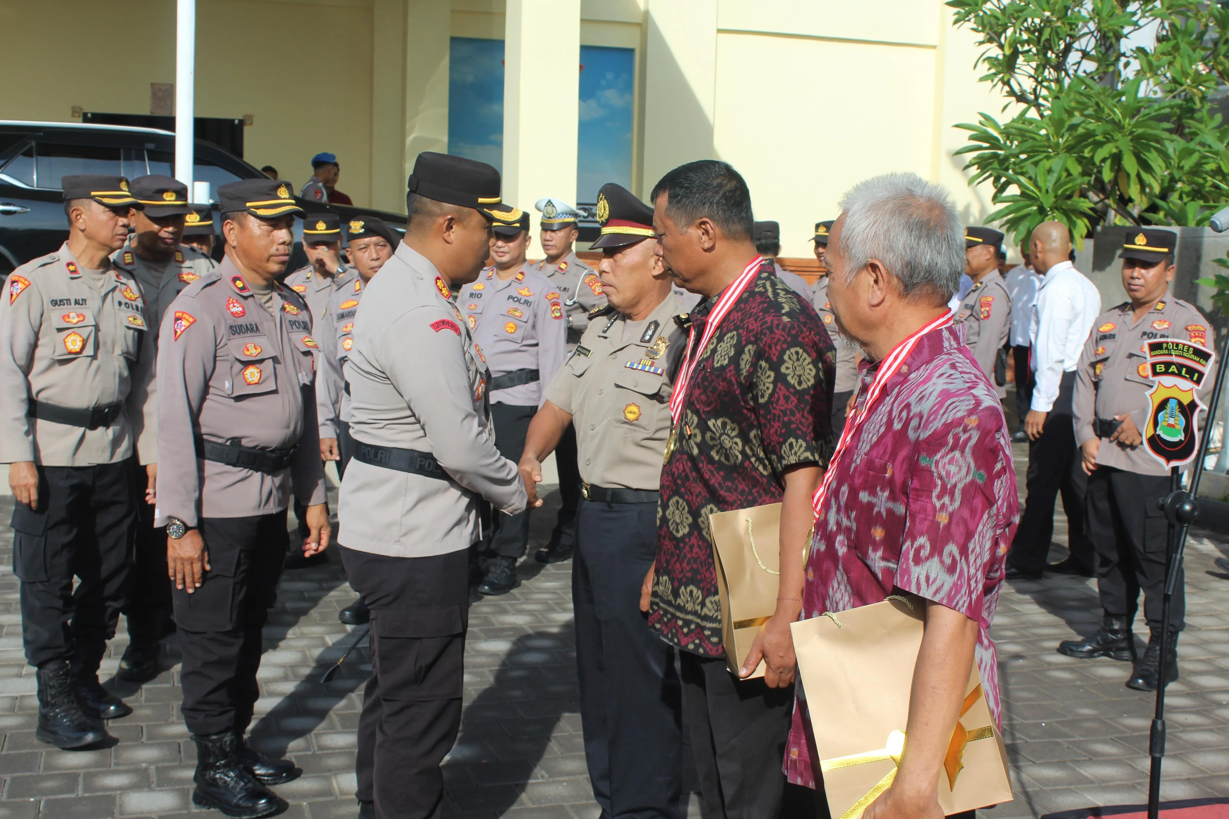 Kapolres Kawasan Bandara Pimpin Upacara Kenaikan Pangkat Pengabdian dan Wisuda Purna Bhakti
