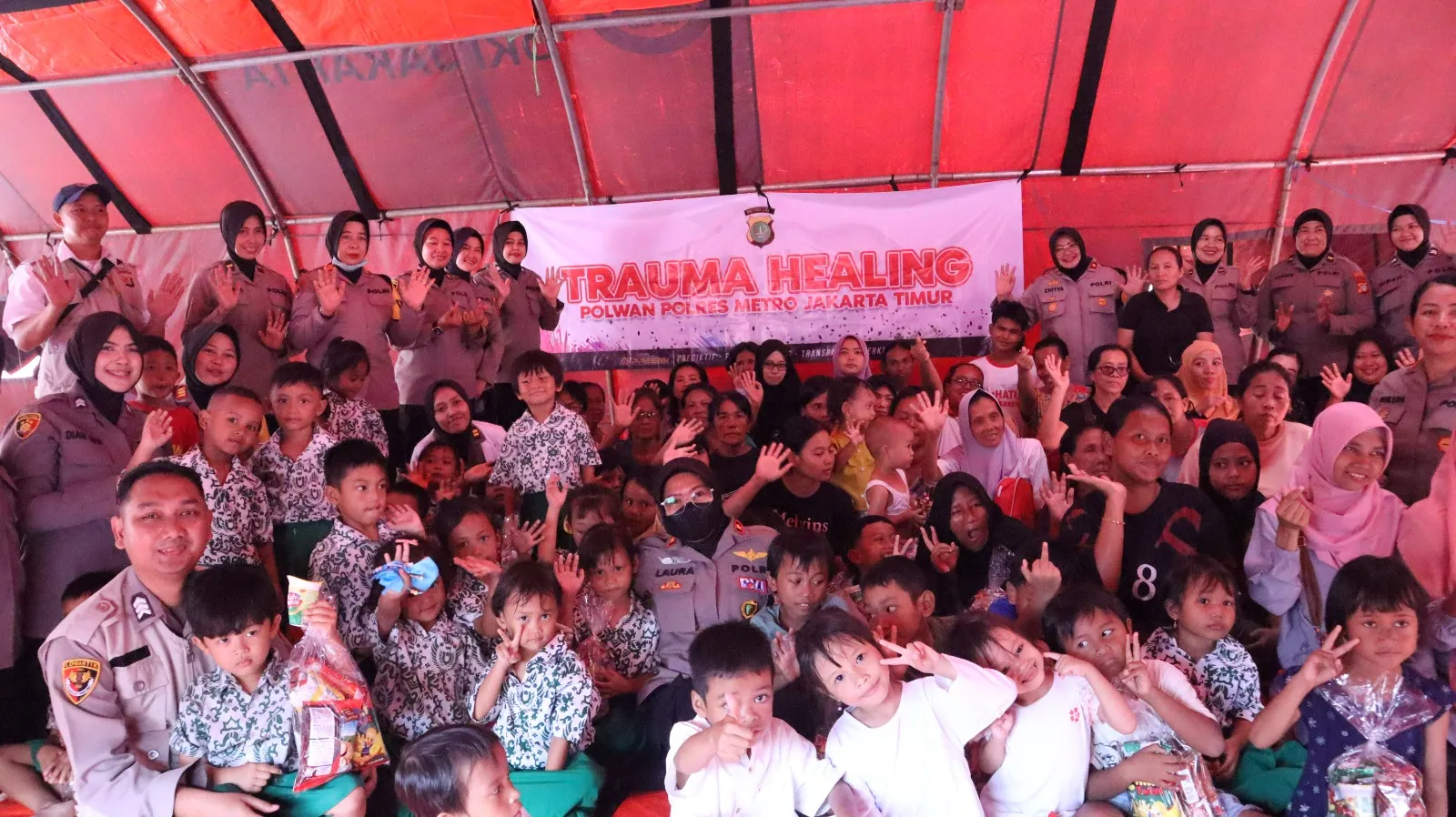 Polwan Polres Metro Jakarta Timur Gelar Bakti Sosial Dan Trauma Healing Untuk Korban Kebakaran Di Jatinegara
