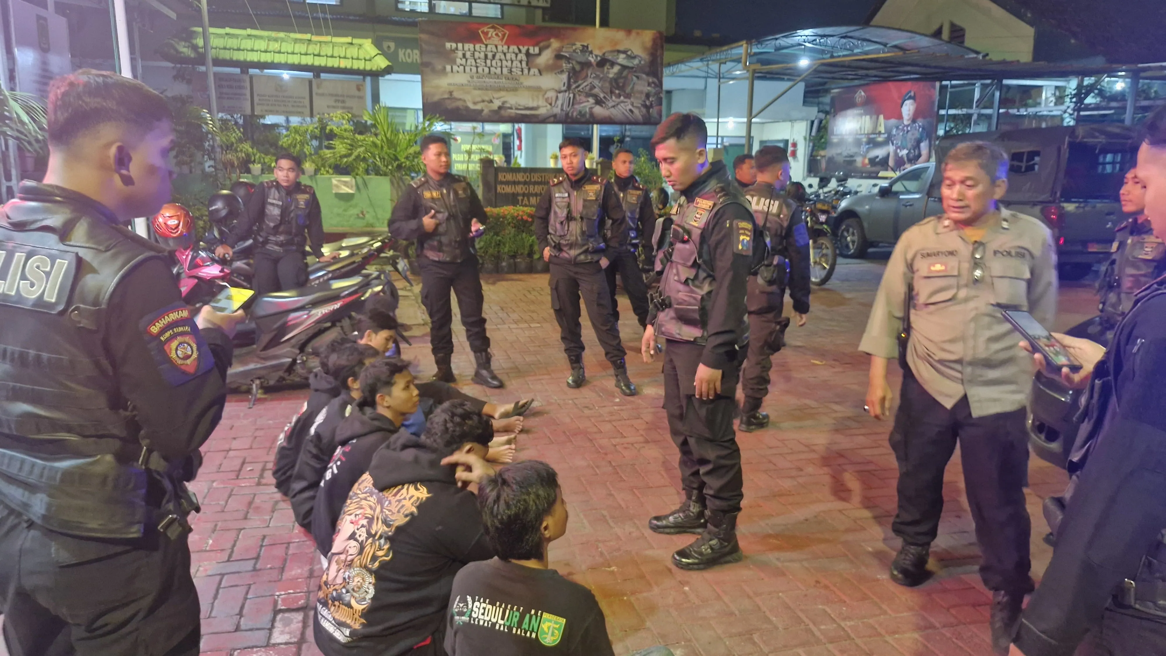 Tim Jogoboyo Amankan Tujuh Pemuda Terduga Anggota PSHT Usai Tawuran di Kya-Kya Surabaya