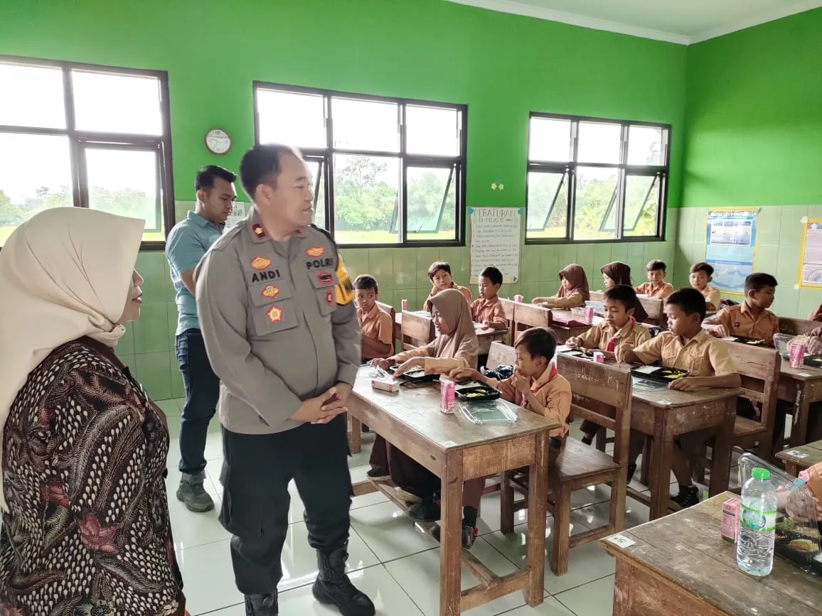 Dukung Program Presiden, Polres Bangkalan Gelar Uji Coba Makan Siang Bergizi Bagi Pelajar SDN Kramat 1