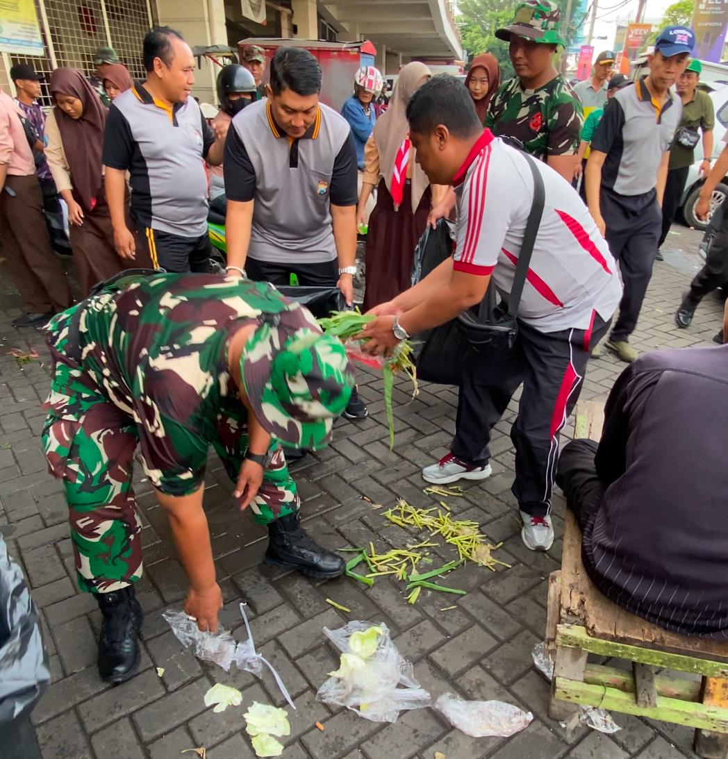 3 Pilar Simokerto Gotong Royong Bersihkan Pasar Tambakrejo, Wujudkan Lingkungan Nyaman Jelang Nataru