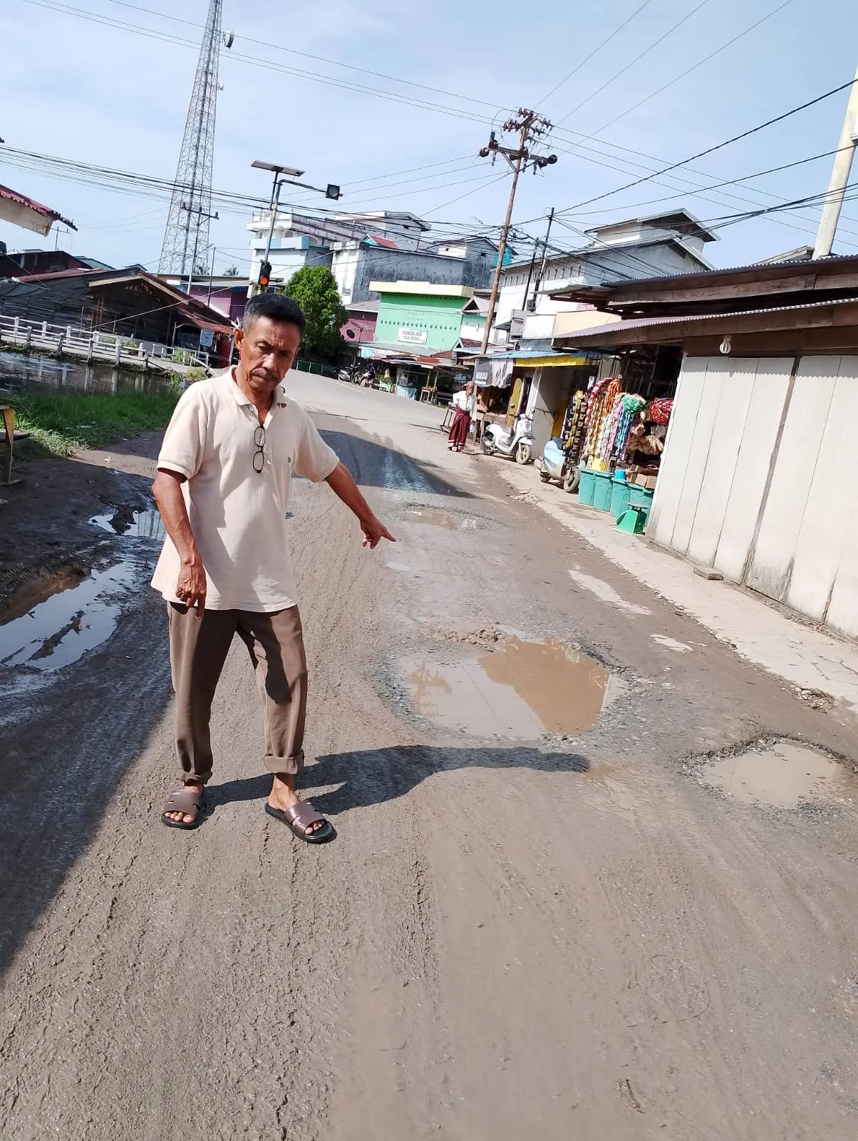 Angkutan Metrial CV. Batu Perdana Rusak Ruas Jalan Sukamaju Seponti, Warga Teluk Batang Ancam Laporkan Perihal Ini ke Kejari Ketapang