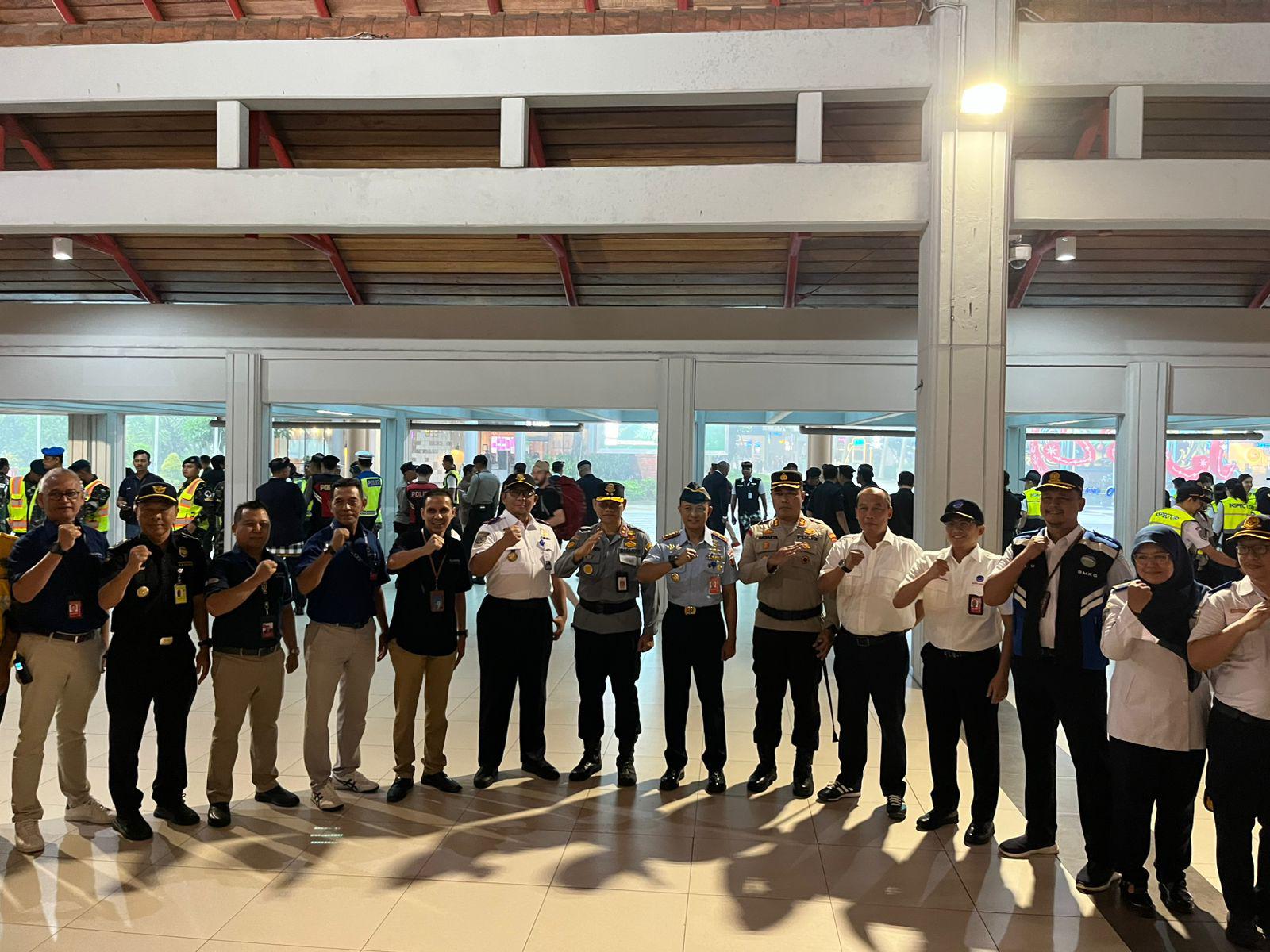 Kapolres Bandara Ngurah Rai Ikuti Apel Pembukaan Posko Terpadu Angkutan Udara Natal 2024 dan Tahun Baru 2025