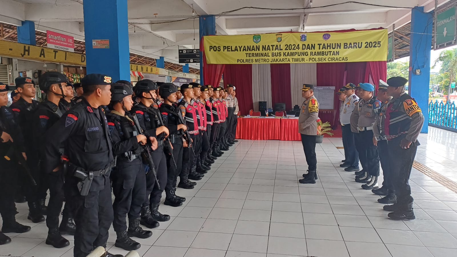 Operasi Lilin Jaya 2024 Kapolsek Ciracas Tinjau Posyan Natal 2024 Dan Tahun Baru 2025 di Terbus Kampung Rambutan