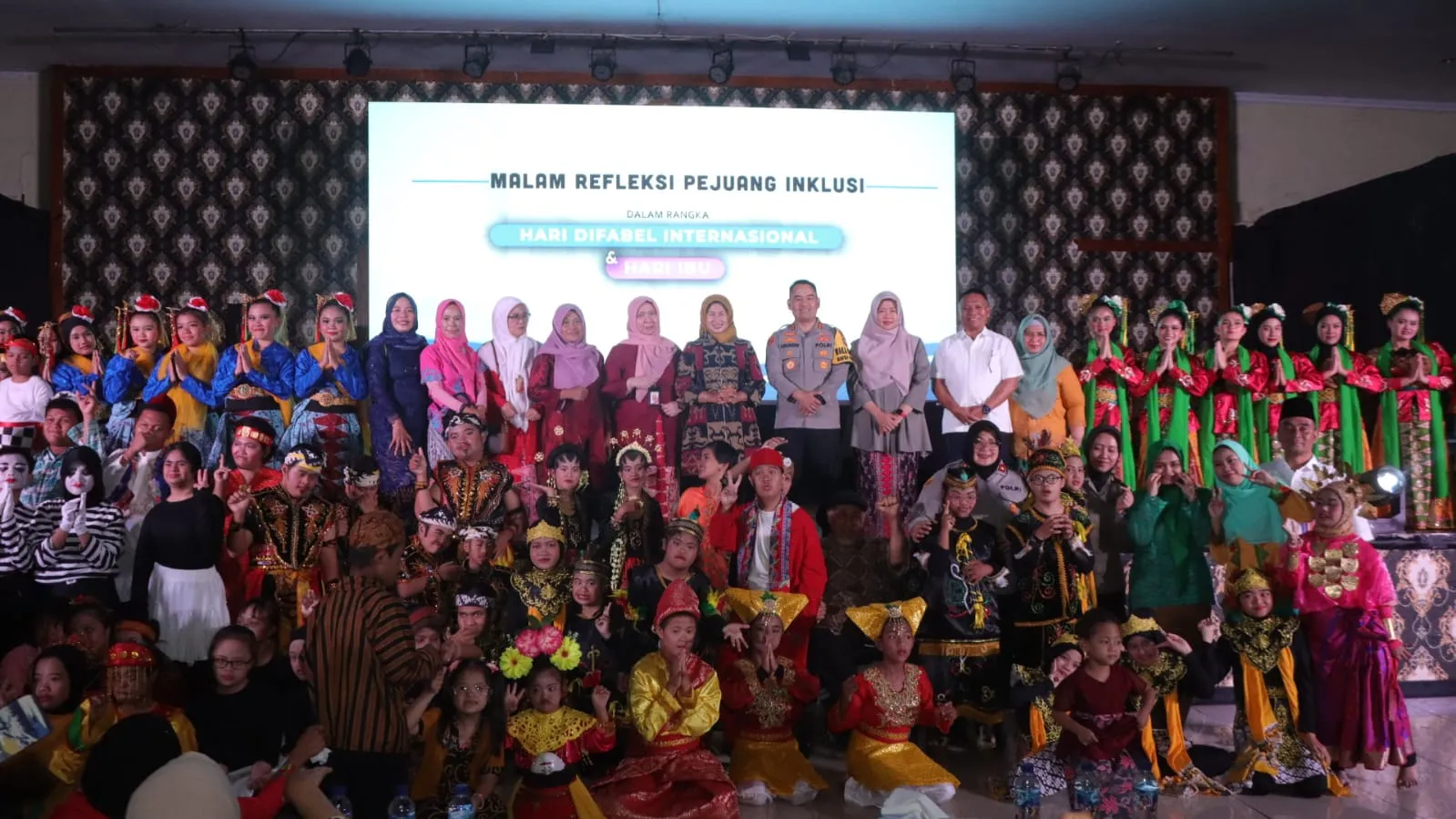 Wakapolres Metro Jaktim Hadiri Peringatan Hari Difabel Internasional Dan Hari Ibu 2024 Di GOR Otista Jatinegara Jakarta Timur