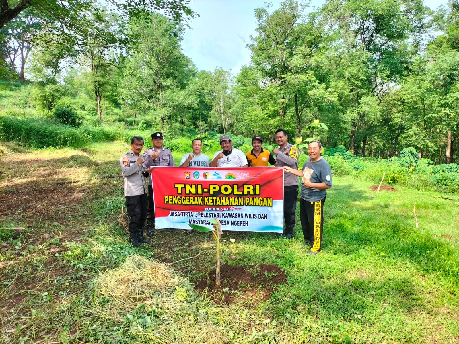 Polsek Loceret Bersama Perkawis Gelar Penanaman Pohon Pisang di Desa Ngepeh Untuk Dukung Ketahanan Pangan