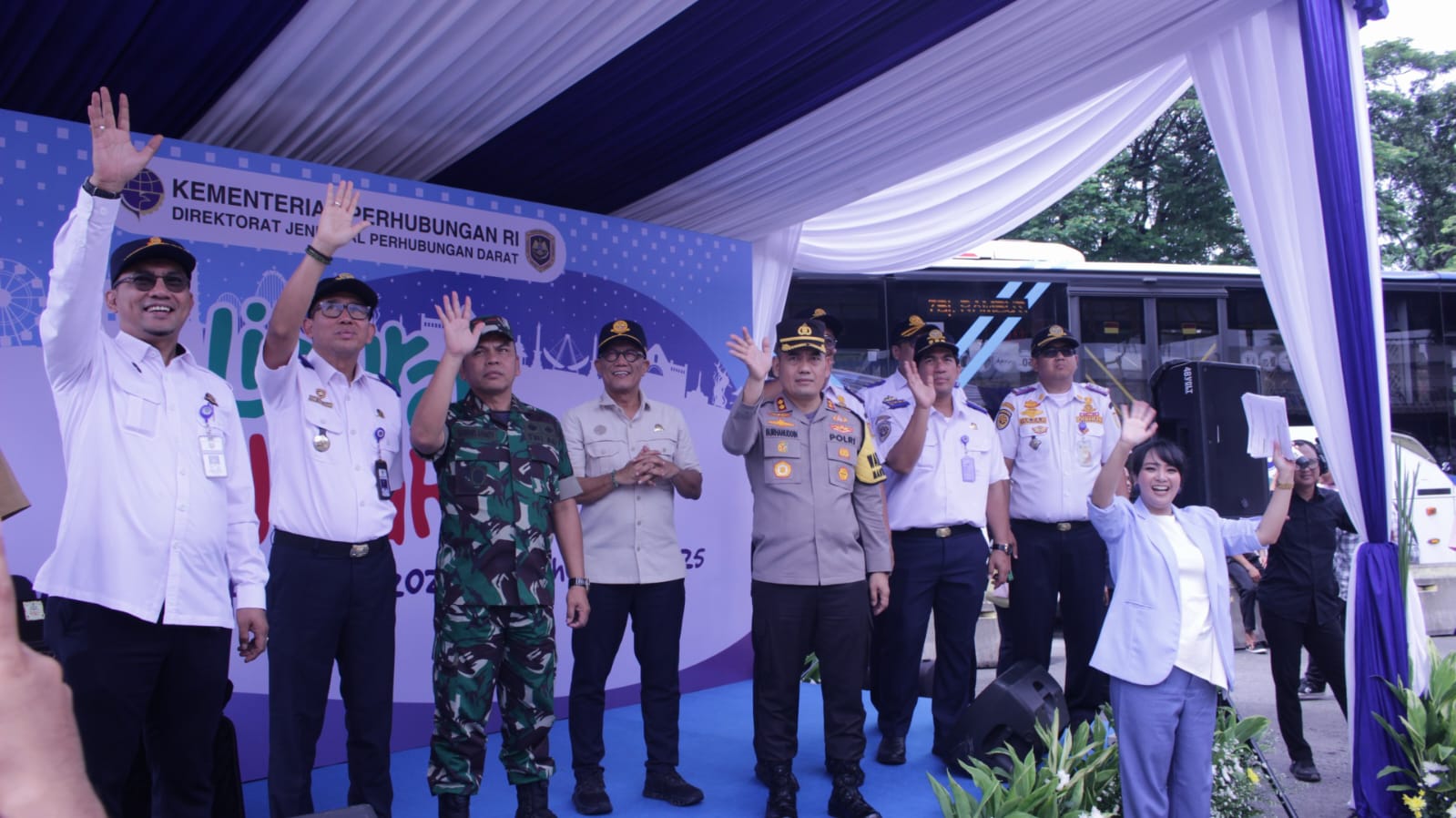Wakapolres Turut Melepas Mudik Gratis : Nataru 2024 Di Terminal Bus Kampung Rambutan