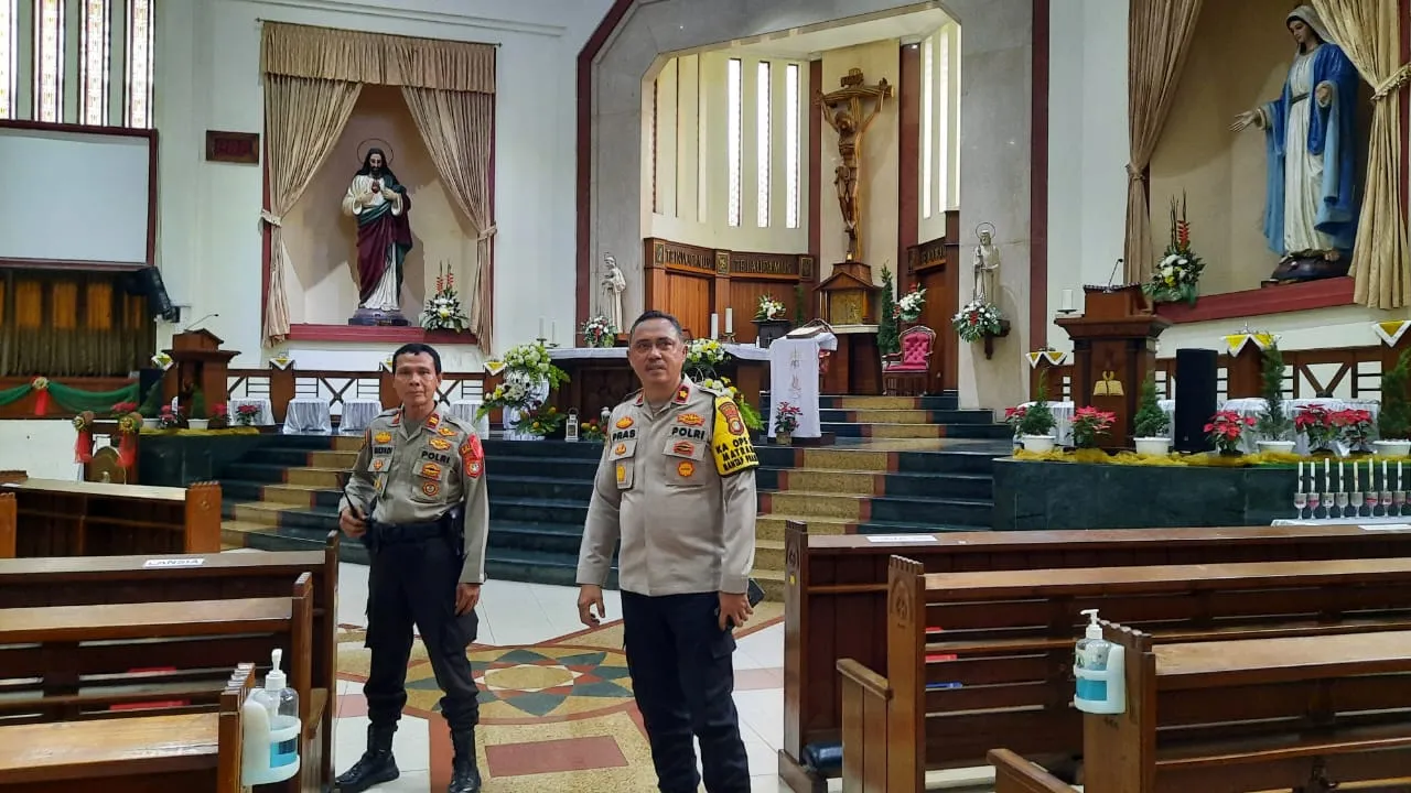 Kapolsek Matraman : Pantau Kesiapan Ibadah Natal Di Gereja Santo Yoseph