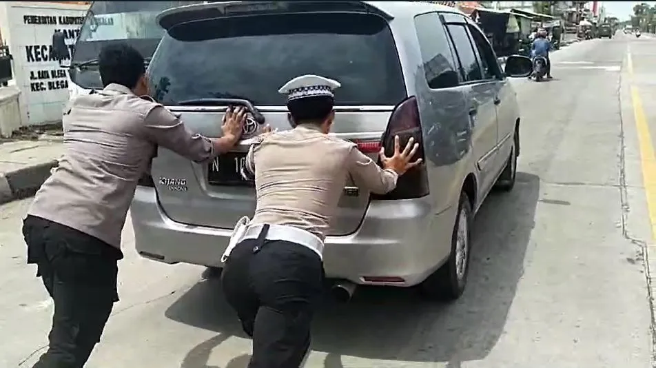 Ops Lilin Semeru 2024, Polisi Bantu Kendaraan R4 Mogok di Kecamatan Blega