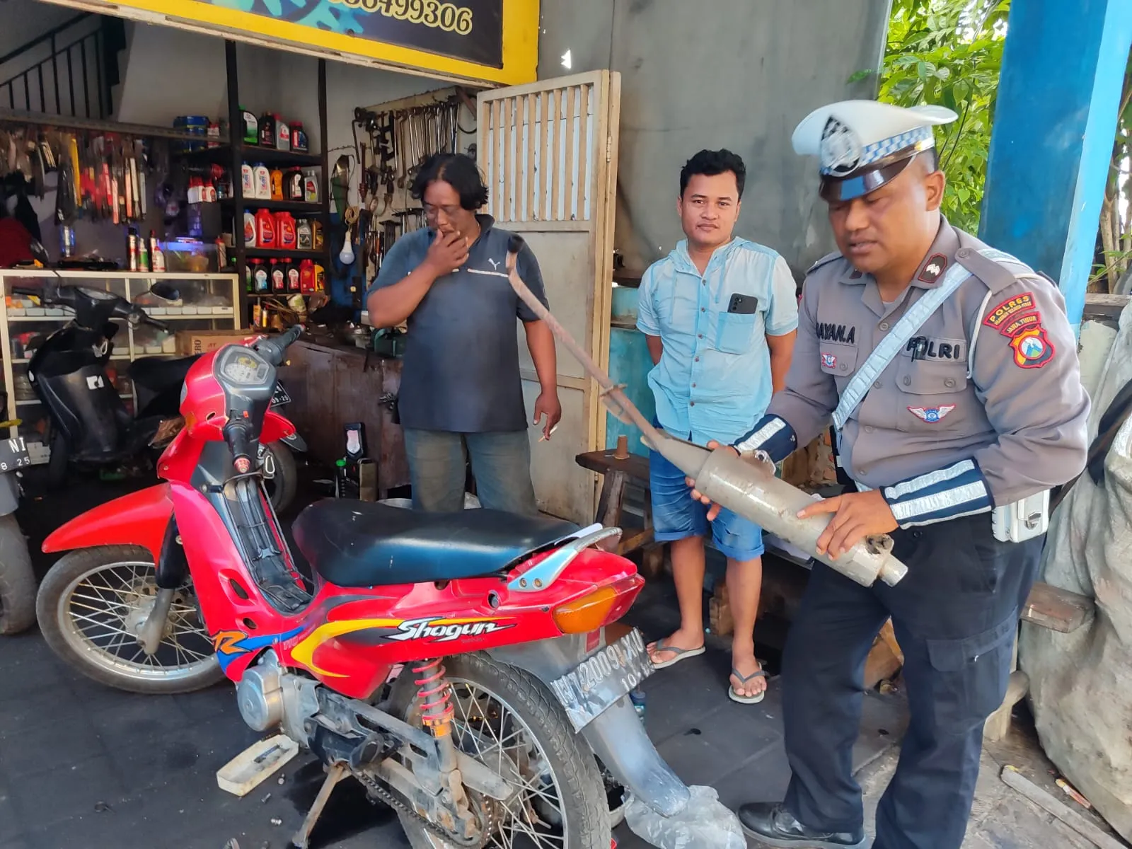Sambangi Bengkel Motor, Polres Pelabuhan Tanjung Perak Imbau Tidak Layani Penggantian Knalpot Tidak Sesuai Spesifikasi Teknis