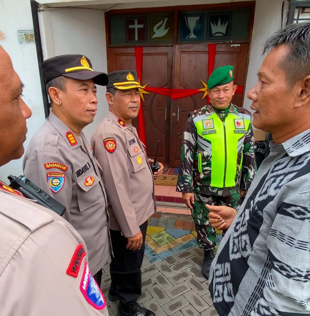 Cegah Gangguan Kamtibmas Saat Perayaan Natal Tiga Pilar Simokerto Patroli dan Amankan Gereja 