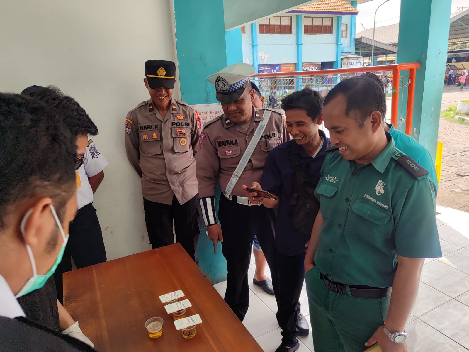 Cegah Kecelakaan Lalu Lintas Polres Tanjung Perak Lakukan Ramcek dan Tes Urine Sopir Bus Pariwisata di Terminal Ampel