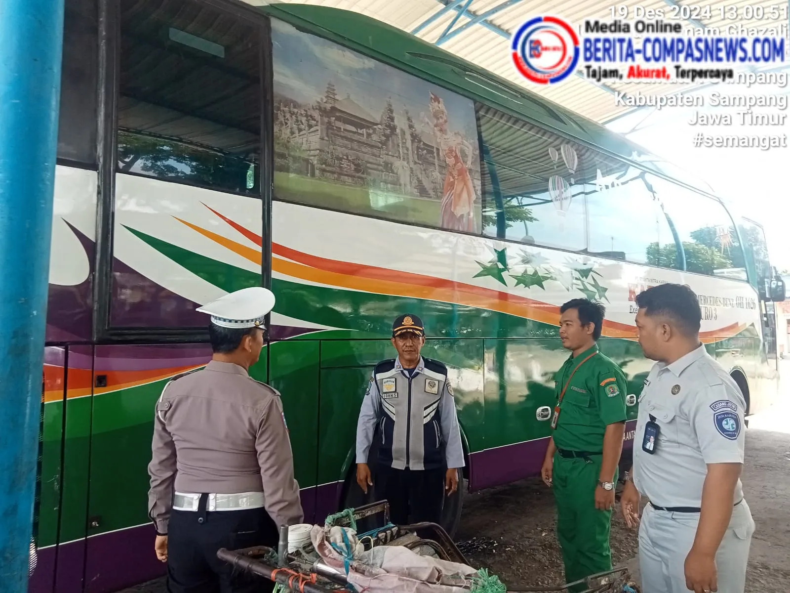 Kamseltibcarlantas : Polres Sampang Melaksanakan Giat FKLL Dan Ramcheck Di Terminal Trunojoyo