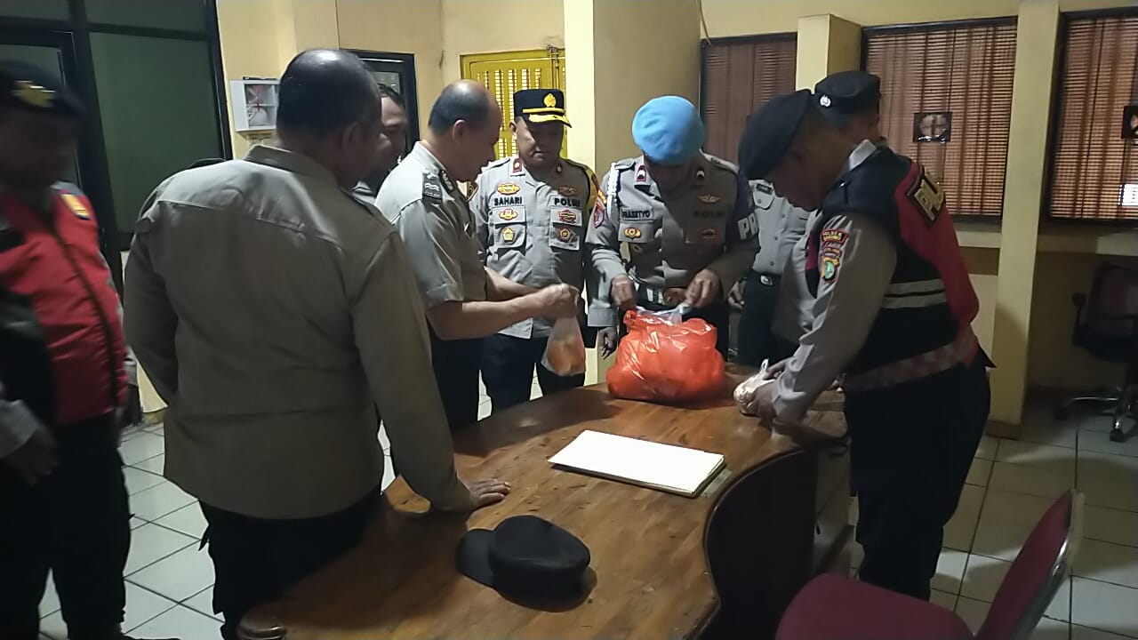 Kapolsek Cakung : Berbagi Kebahagiaan di Hari Jumat Berkah