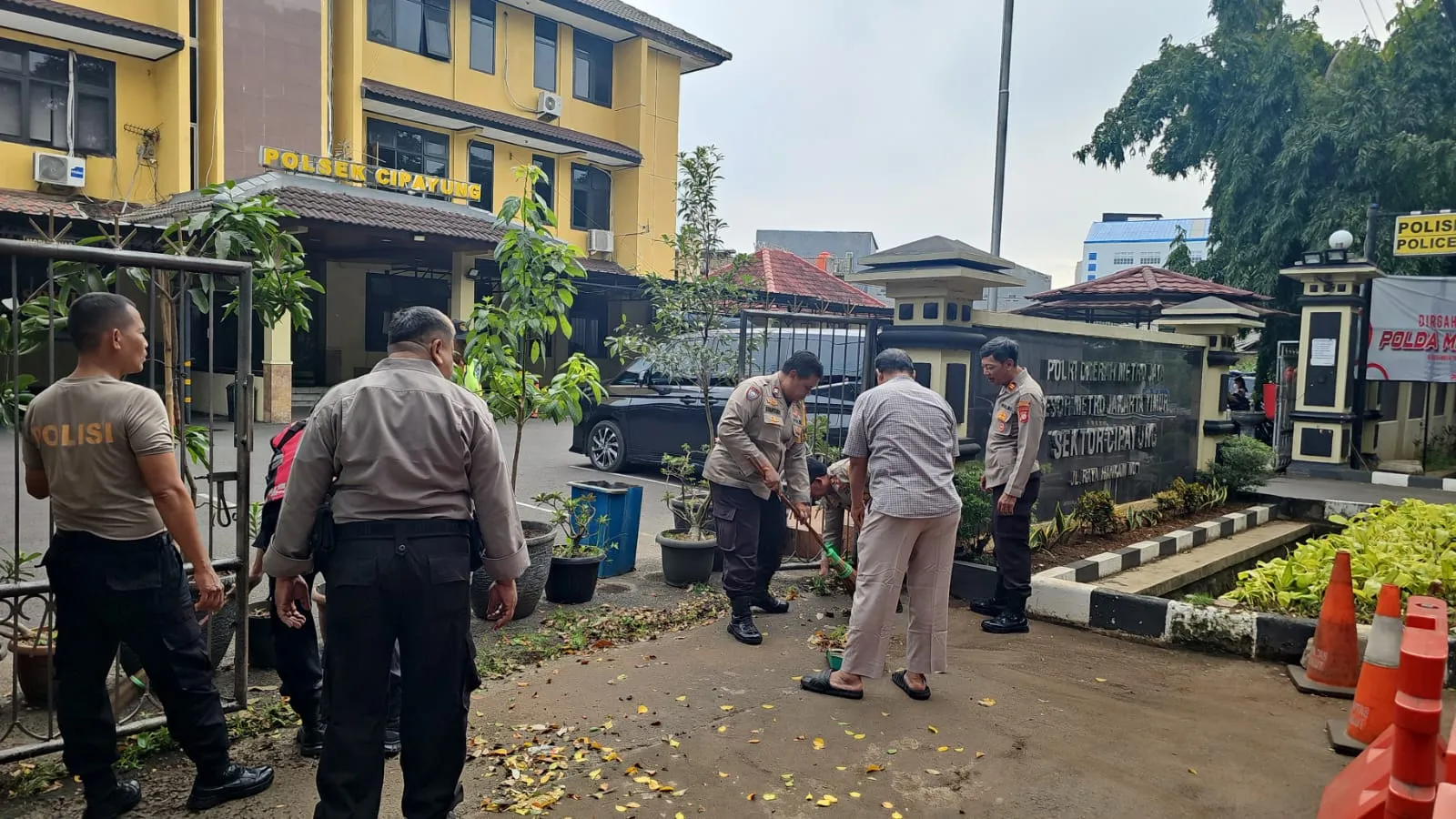 Ciptakan Lingkungan Yang Bersih Dan Sehat : Polisi Rutin lakukan Kurvei