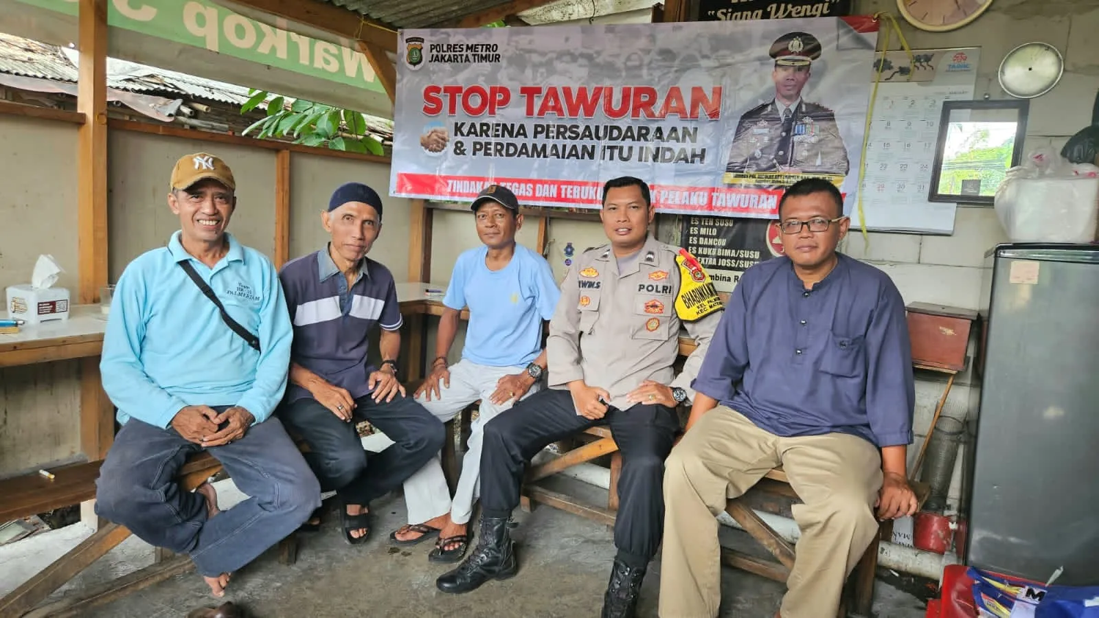 Mempererat Komunikasi Dengan Masyarakat : Bhabinkamtibmas Gelar Ngopi Kamtibmas Di Lingkungan Palmeriam