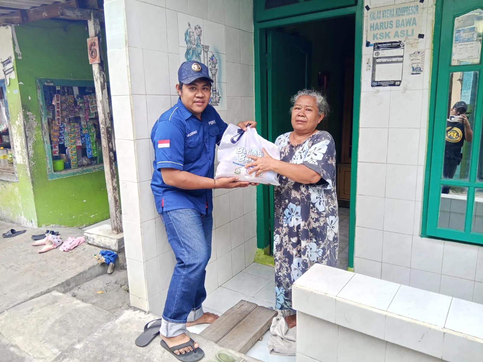 Raih Keberkahan Diakhir Tahun 2024, Media Delikjatim Gandeng Kejari Tanjung Perak Bagikan Ratusan Baksos