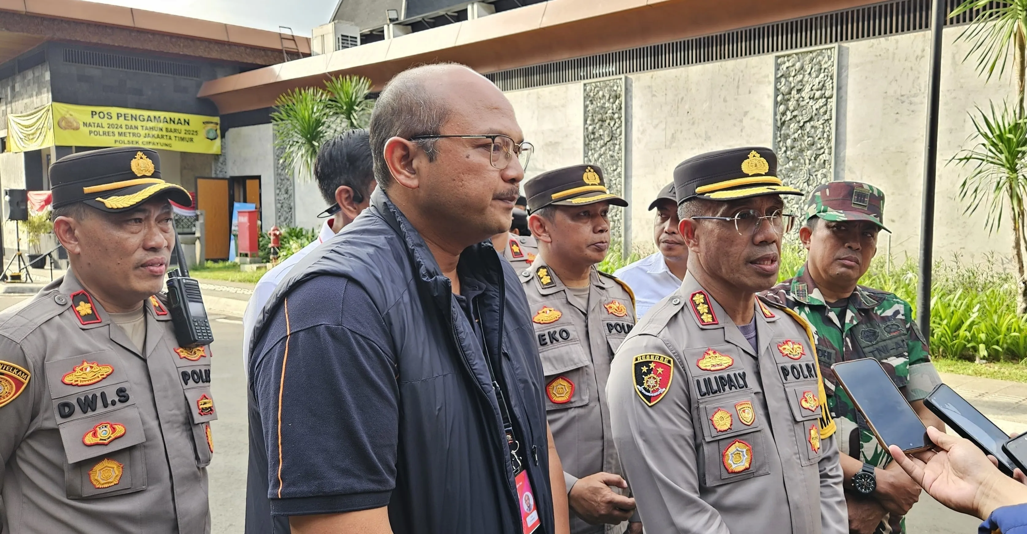 Kapolres Metro Jakarta Timur : Pimpin Apel Pengamanan Perayaan Malam Tahun Baru 2025