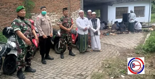 Anggota Koramil 0822/01 Bondowoso Lakukan Pengamanan Pengajian Rutin Jum'at Manis di Makam Habib Ahmad bin Muhdar