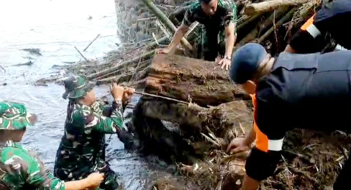 Tanggap Bencana, Danramil 0822/01 Bondowoso Gotong Royong Bersihkan Material Pasca Banjir di Tlogosari