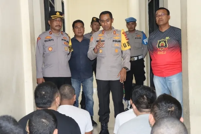 Awal Tahun 2025, Kapolres Karangasem Lakukan Pengecekan dan Beri Motivasi Para Tahanan
