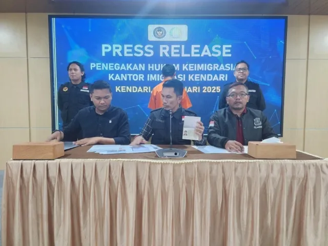 Tegas, Imigrasi Kendari Deportasi 1 WNA Asal China Yang Bermasalah