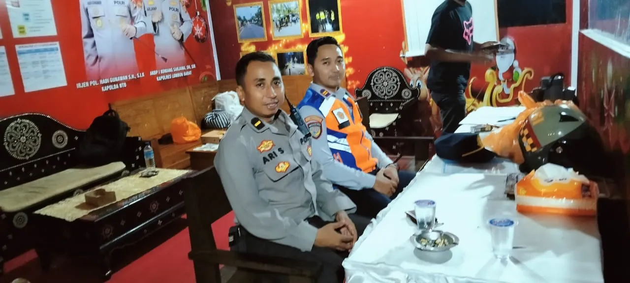 Tugu Giri Menang Square (GMS) Lombok Barat Dibanjiri Masyarakat Yang Ingin Merayakan Malam Pergantian Tahun Baru 2025