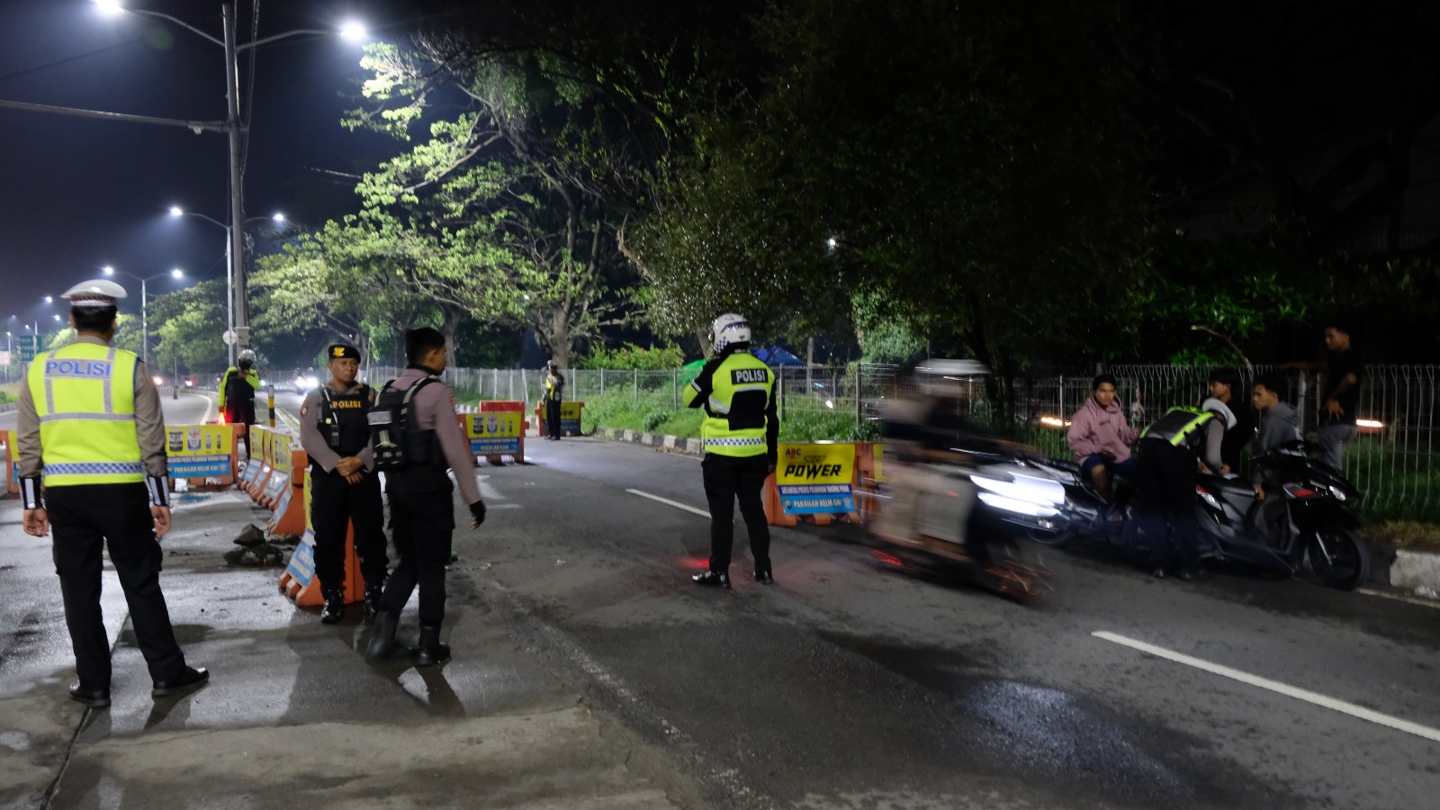 Pastikan Keamanan dan Ketertiban Lalu - Lintas Dimalam Tahun Baru Polres Pelabuhan Tanjung Perak Lakukan Penyekatan di Suramadu