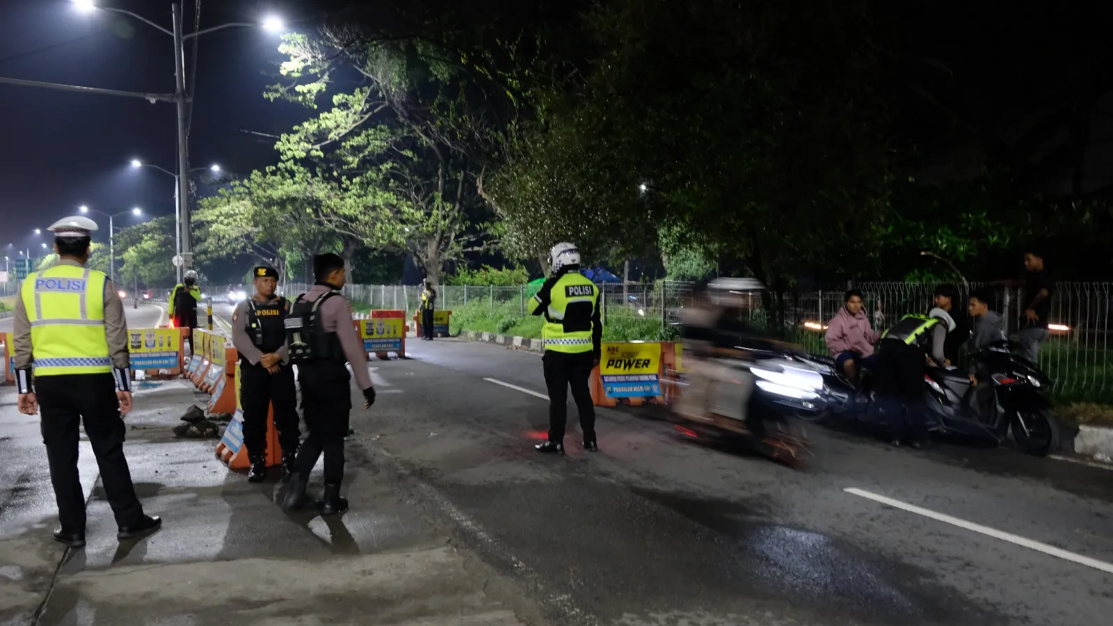 Pastikan Keamanan dan Ketertiban Lalu - Lintas Dimalam Tahun Baru Polres Pelabuhan Tanjung Perak Lakukan Penyekatan di Suramadu