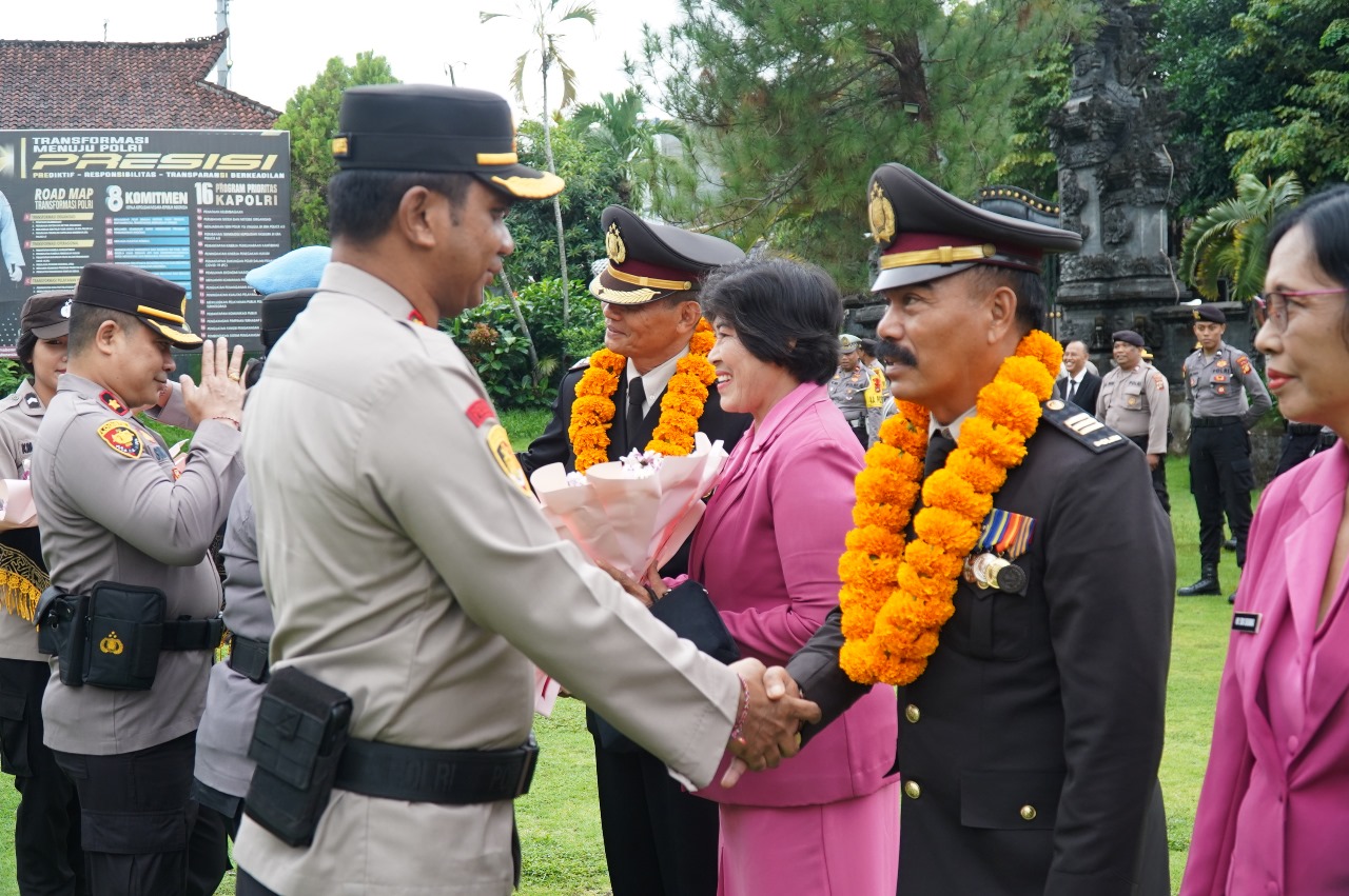 Polres Klungkung Gelar Upacara Pemberian Piagam Penghargaan Serta Lepas Purnabakti