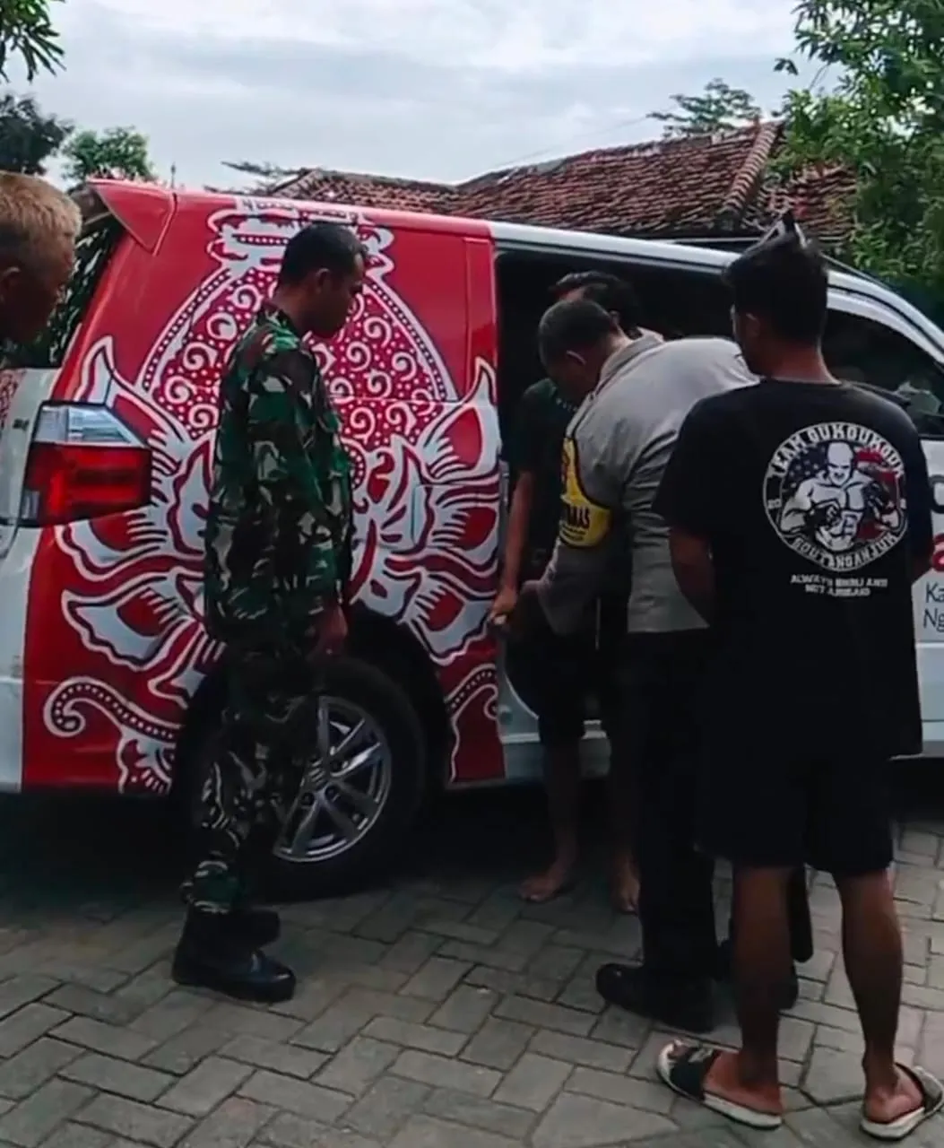 Bhabinkamtibmas Desa Klurahan dan Gepenta Evakuasi Warga ODGJ ke RS Menur Surabaya