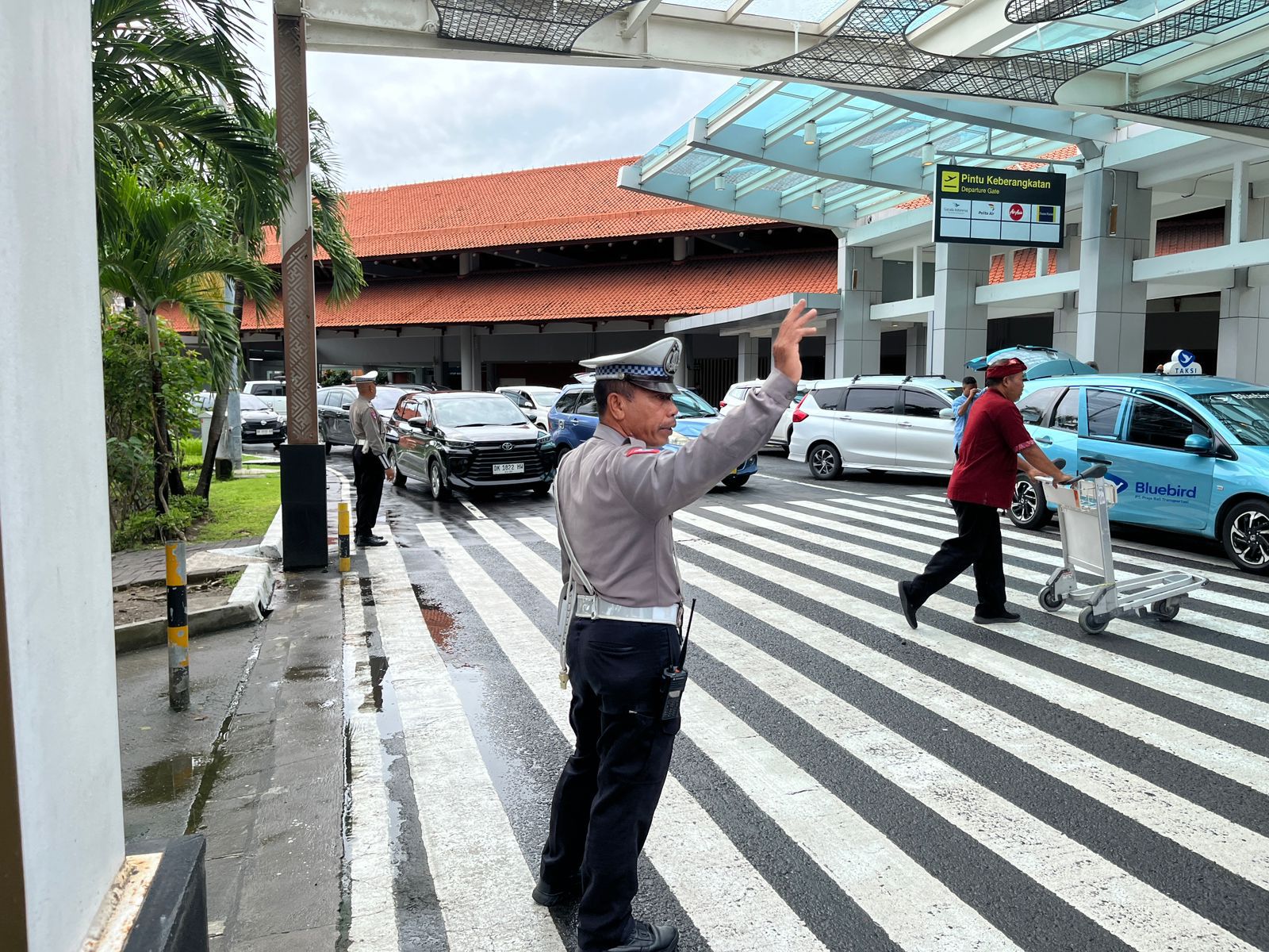 Polres Bandara Ngurah Rai Tempatkan Personilnya Atur Lalin di Terminal Domestik