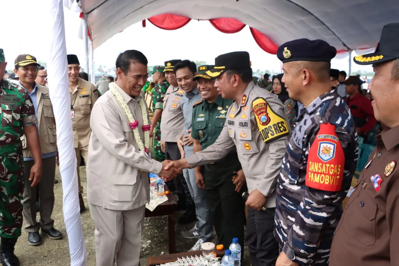 Kapolres Bangkalan Dampingi Menteri Pertanian Dalam Tinjau Panen Raya