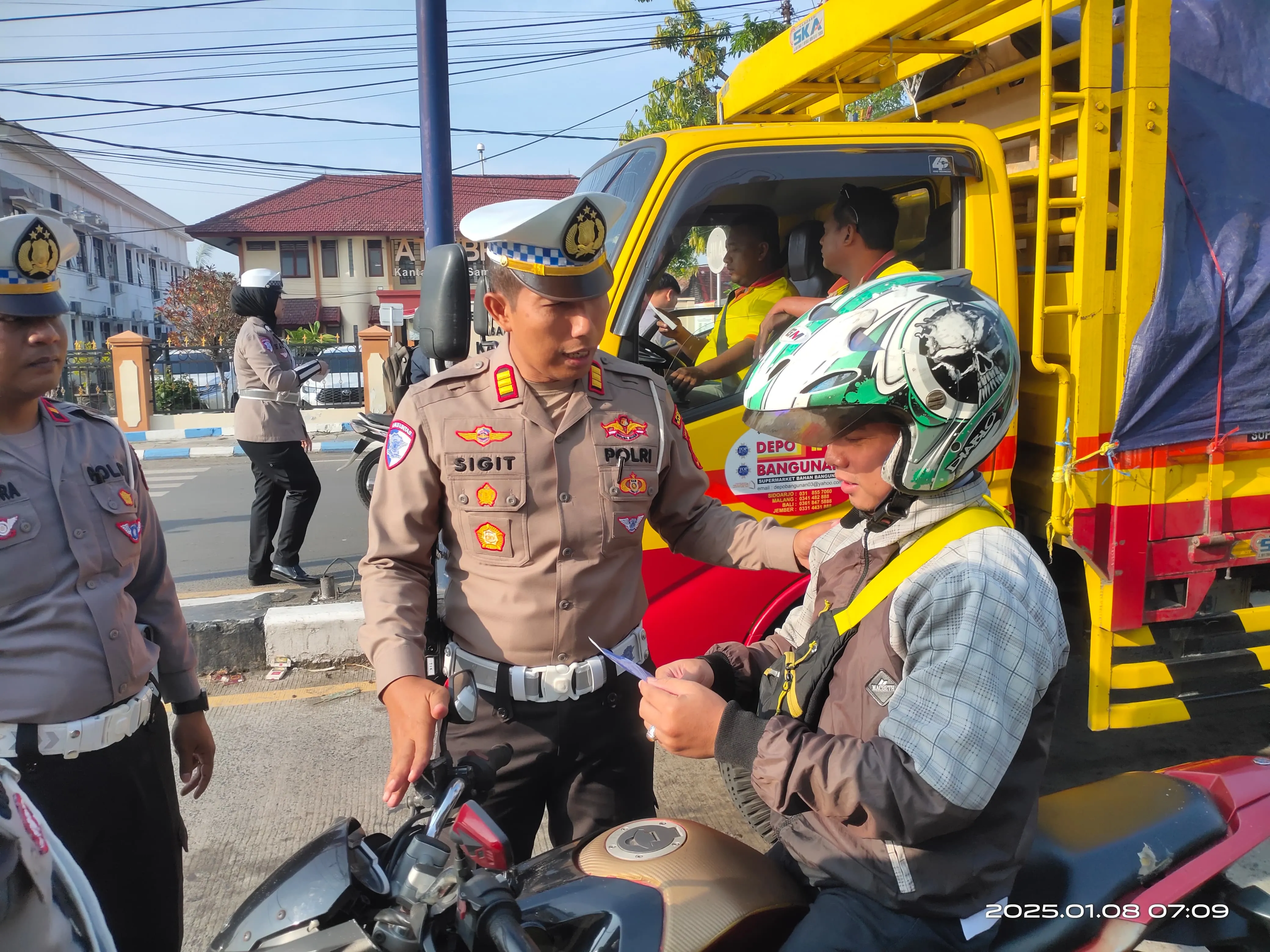 Lantas Polres Sampang Gelar Sosialisasi, Himbauan Dan Bagi Brosur Tertib Berlalu Lintas