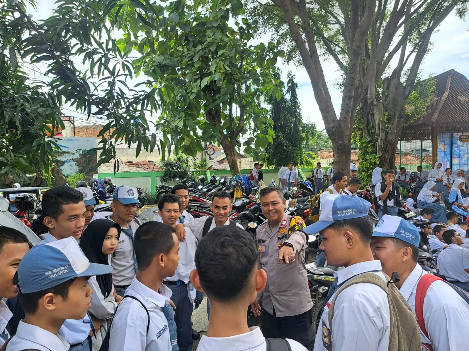 Bhabinkamtibmas Kel. Cibubur kunjungan Dan Sambang Dialogis kepada Siswa SMKN 52