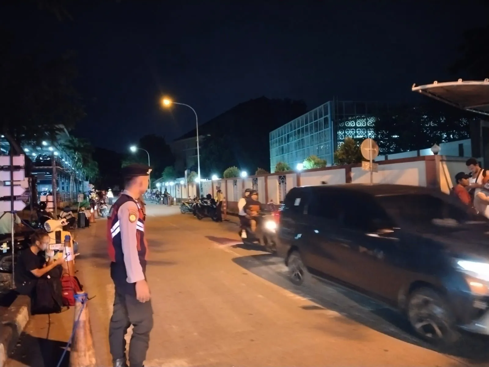 Personil Polres Bandara Ngurah Rai Sisir Tempat Parkir, Antisifasi Curanmor