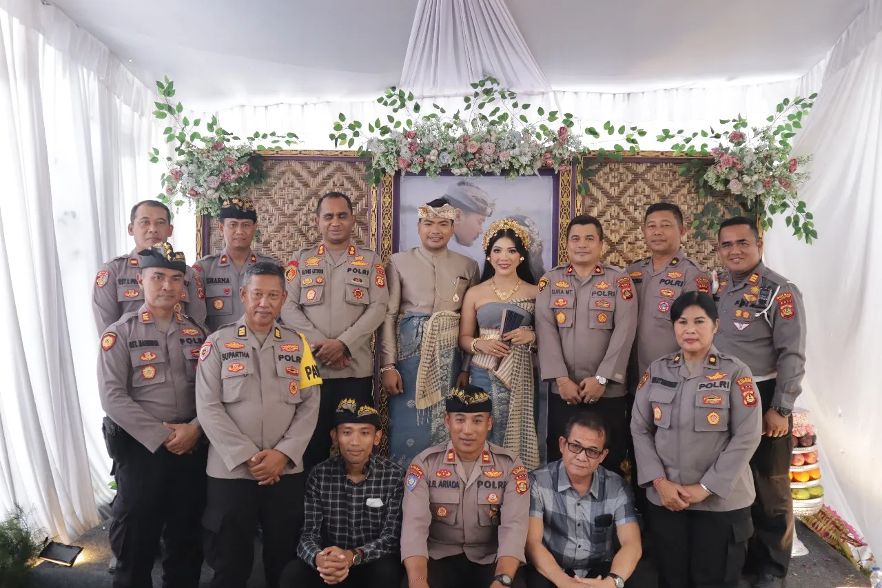 Bentuk Kepedulian Kapolres Klungkung Hadiri Pernikahan Anggotanya
