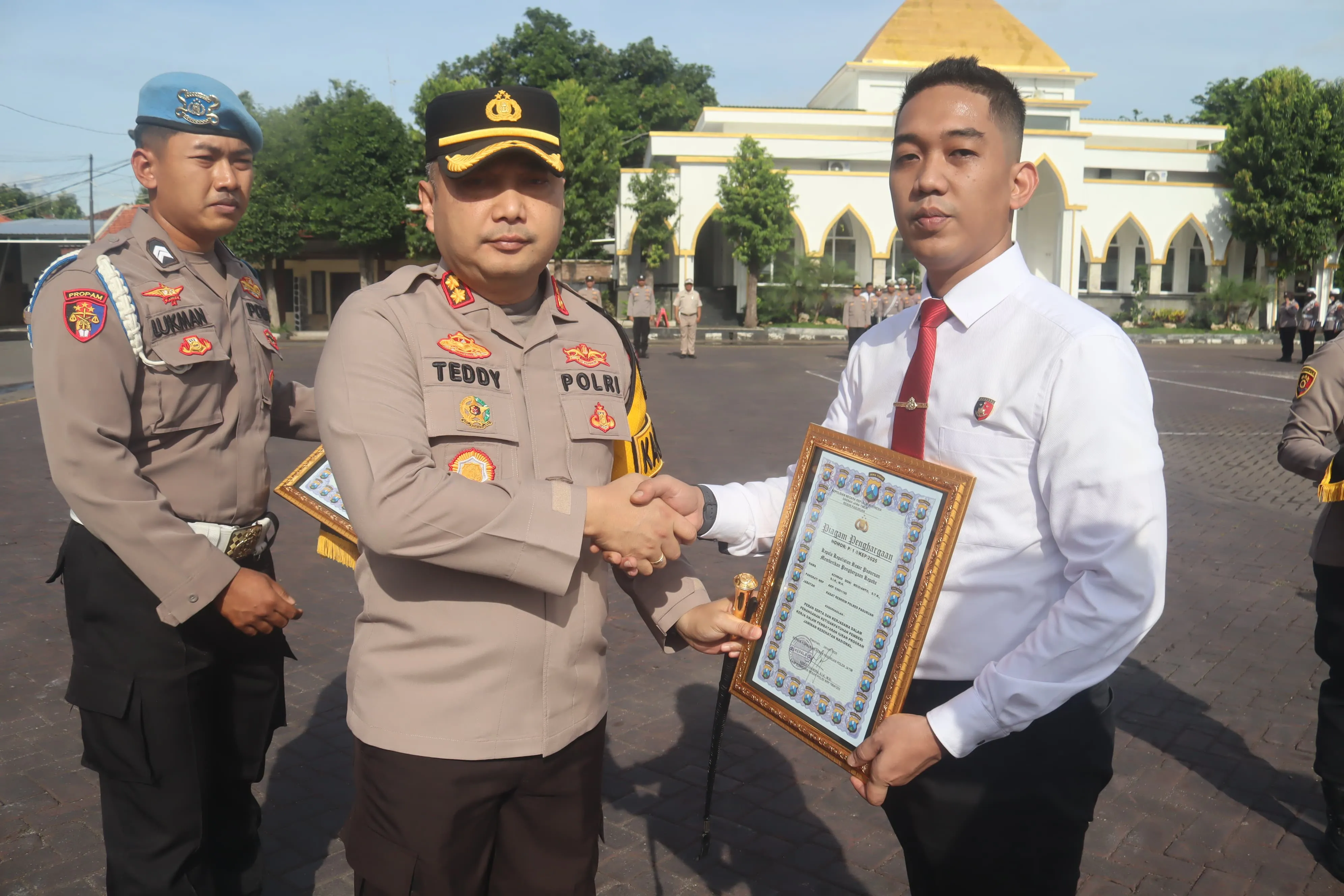 Polres Pasuruan Berikan Penghargaan Kepada Anggota Berprestasi dalam Penegakan Hukum dan Kepatuhan JKN