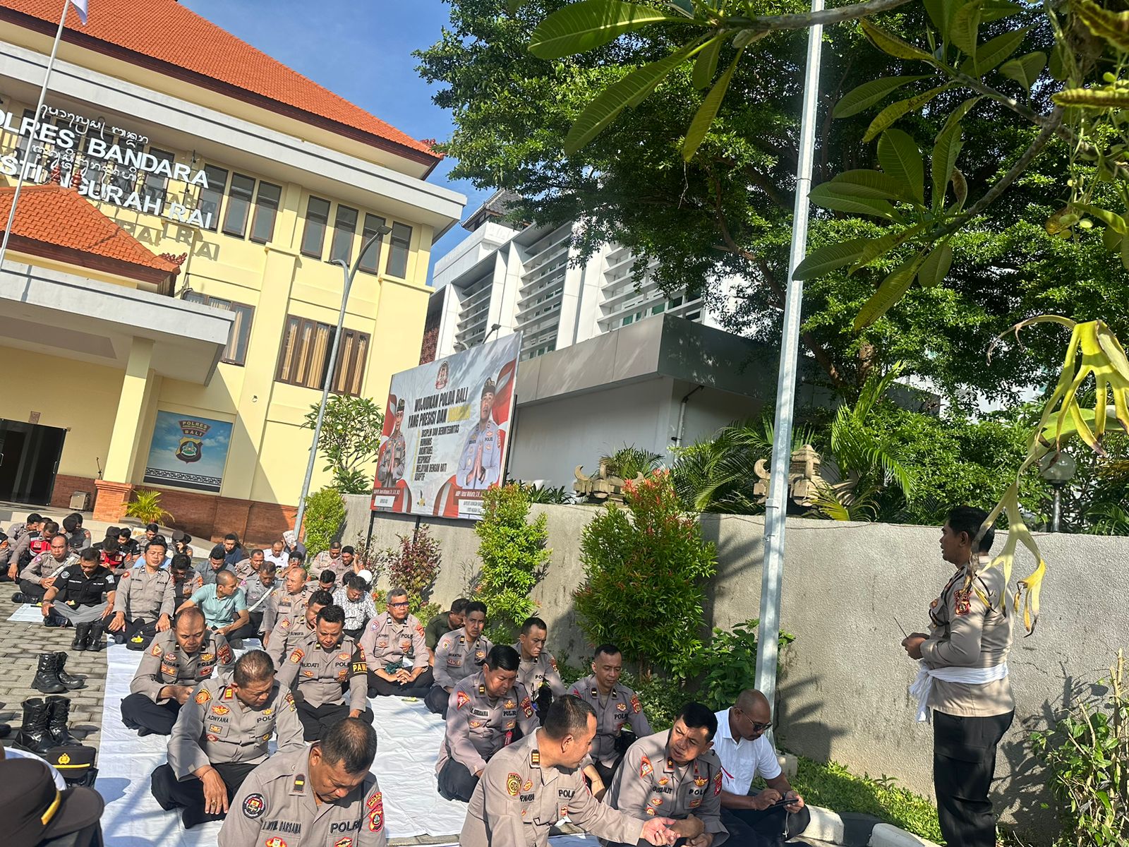 Personil Umat Hindu Polres Bandara Laksanakan Persembahyangan Bersama Purnama Sasih Kapitu