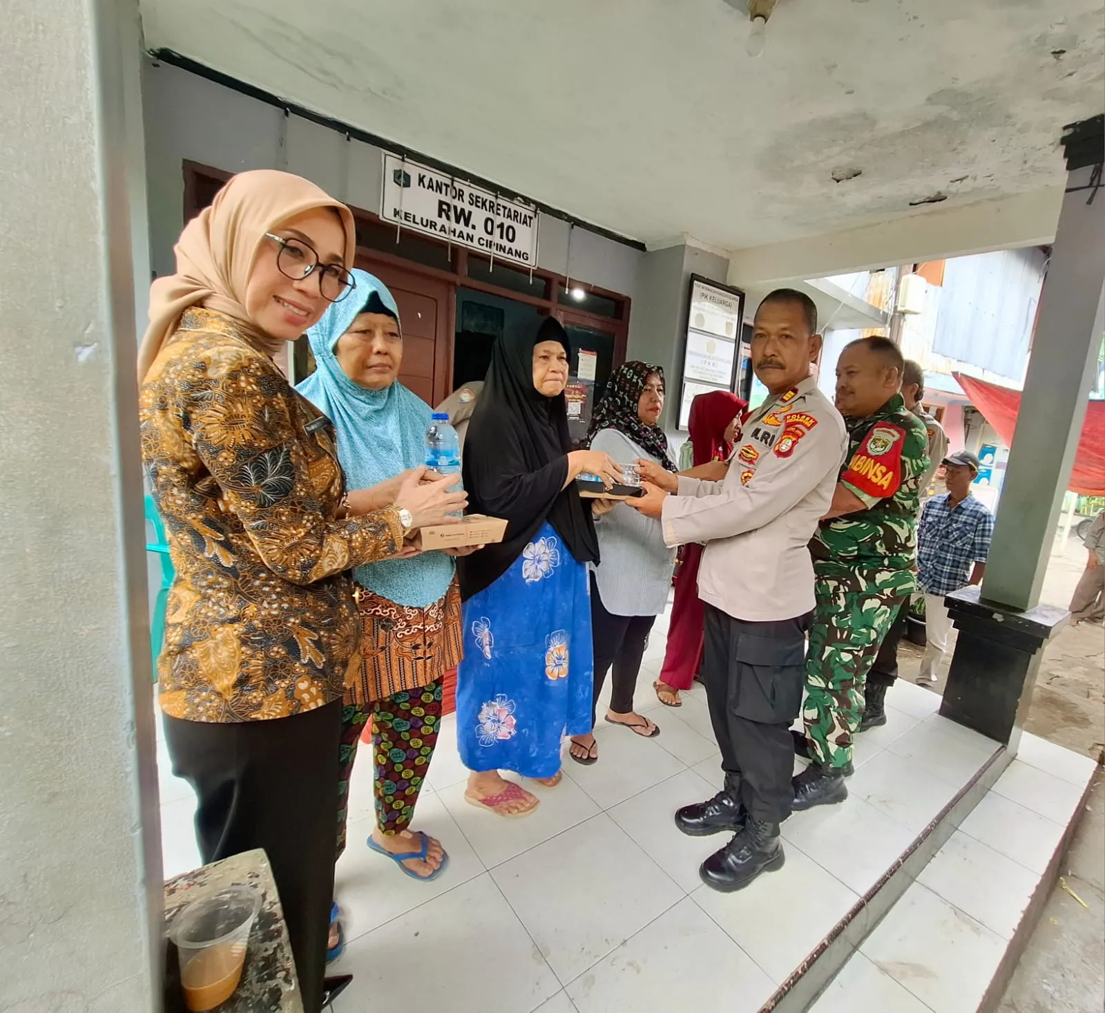 Polres Metro Jakarta Timur Bagikan 300 Paket Nasi Gratis di Slum Area Cipinang