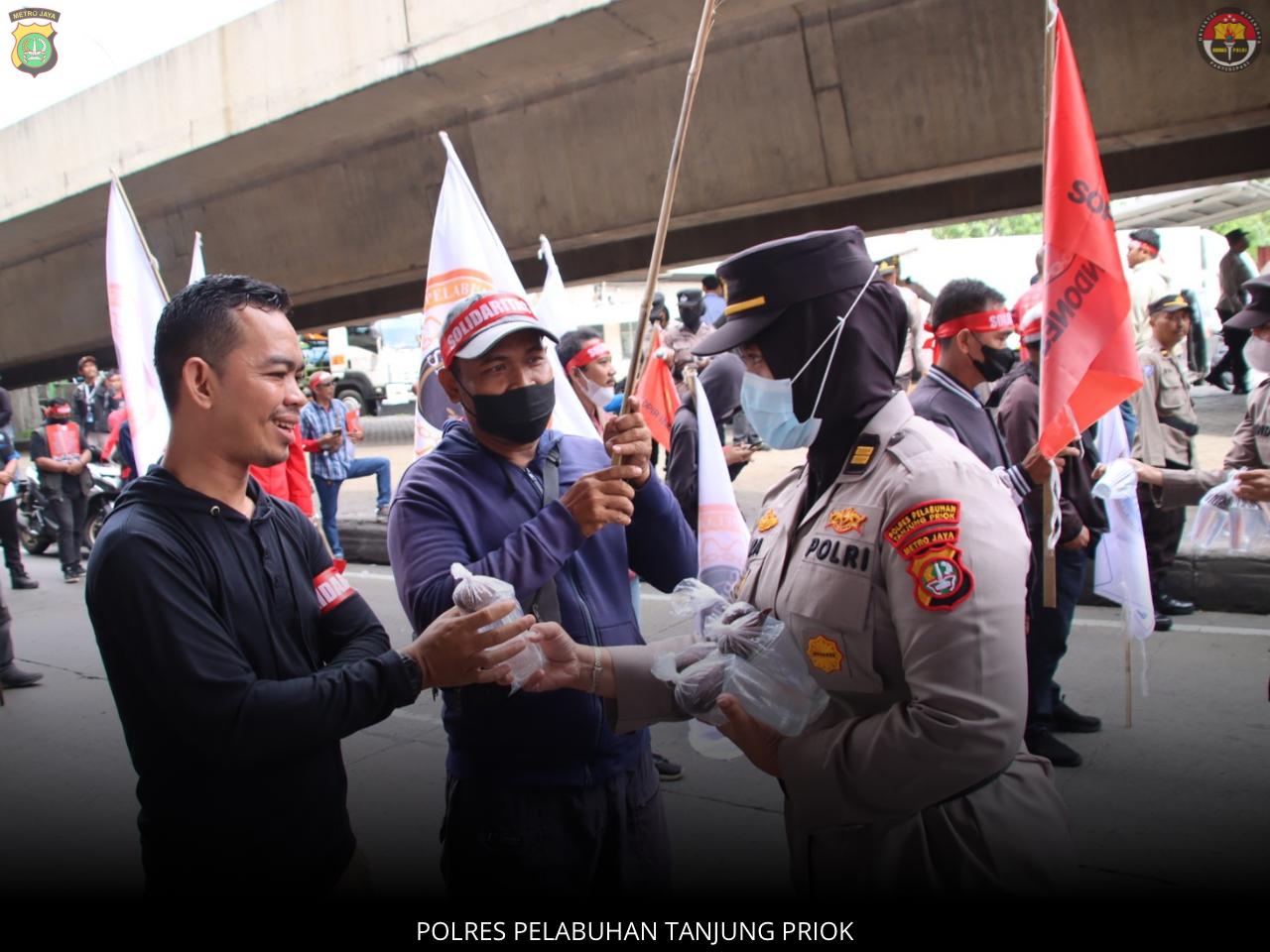 Aksi Humanis Polres Pelabuhan Tanjung Priok Bagikan Minum Dan Buah Saat Unjuk Rasa*