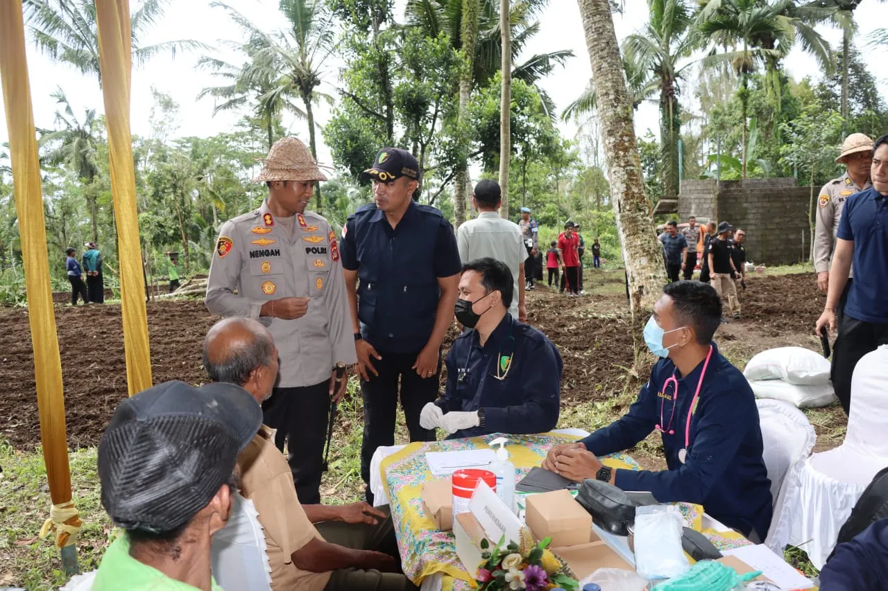 Kapolres Karangasem Gelar Bakti Kesehatan Bersamaan Dengan Program Tanam Jagung Serentak
