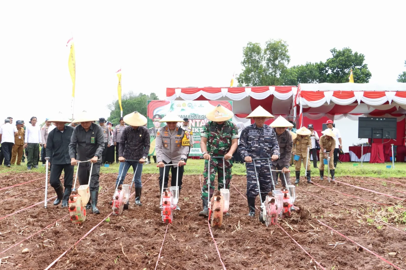 Dukung Ketahanan Pangan, Polres Bangkalan Gelar Penanaman Jagung Serentak 1 Juta Hektar di Desa Keleyan