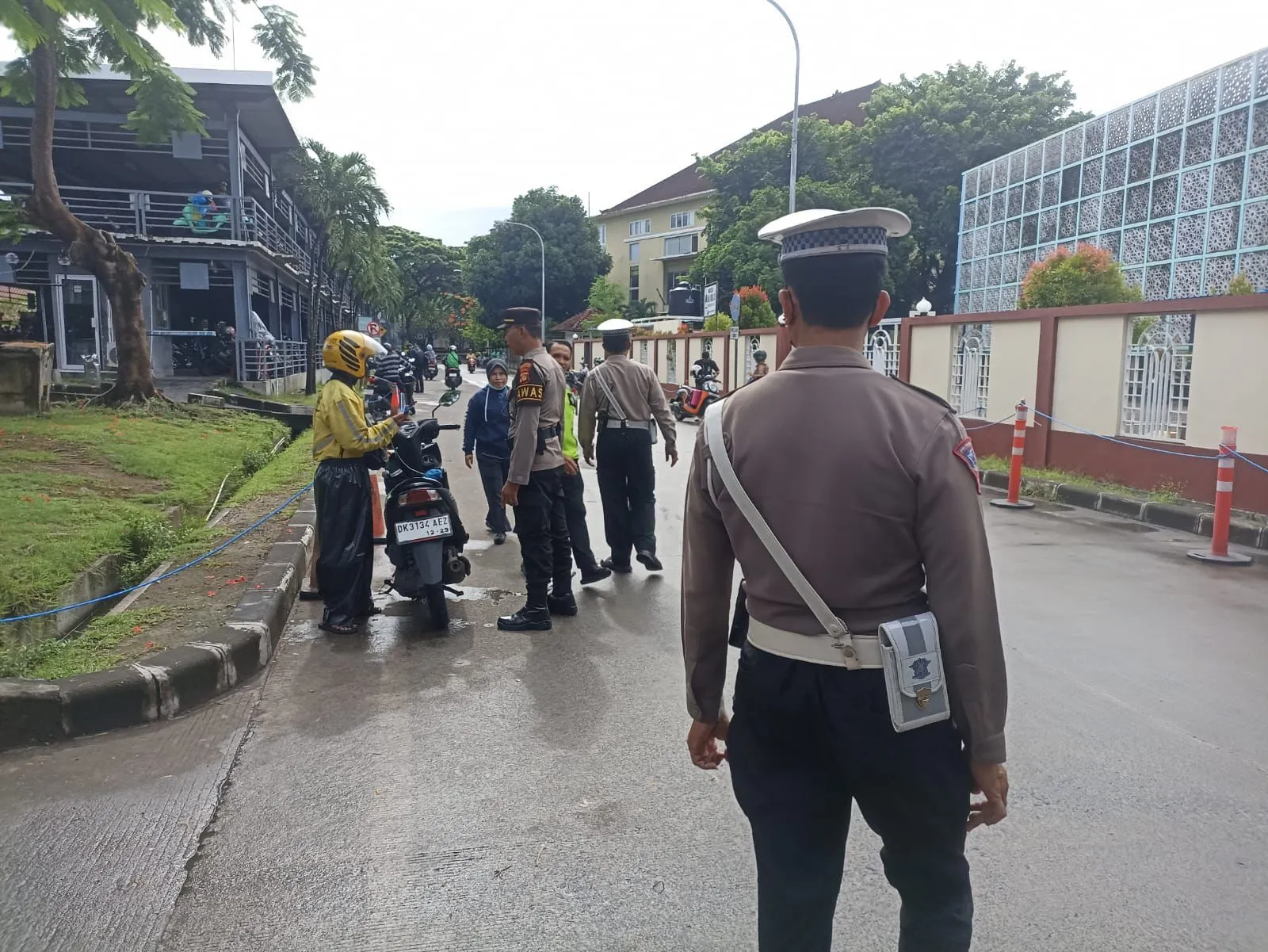 Personil Polres Bandara Ngurah Rai Sisir Tempat Parkir