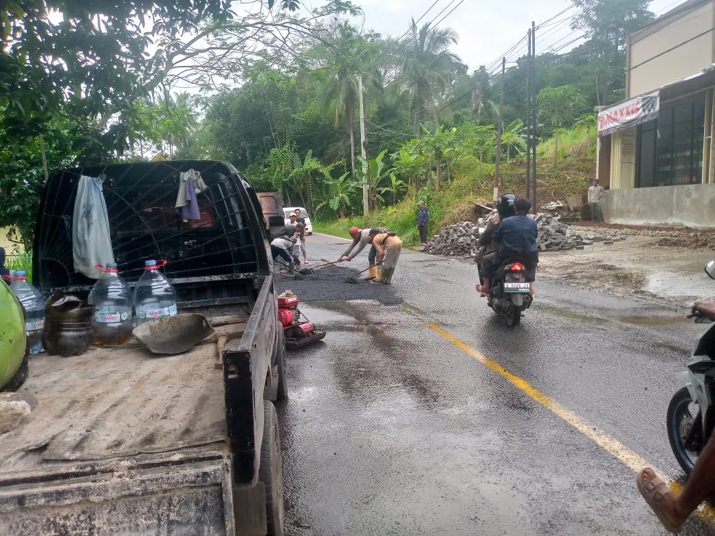PT Rama Pelaksana Pemeliharaan Jalan Nasional di Kecamatan Saketi Gelar Hotmix Tanpa Ada Pengeringan Jalan