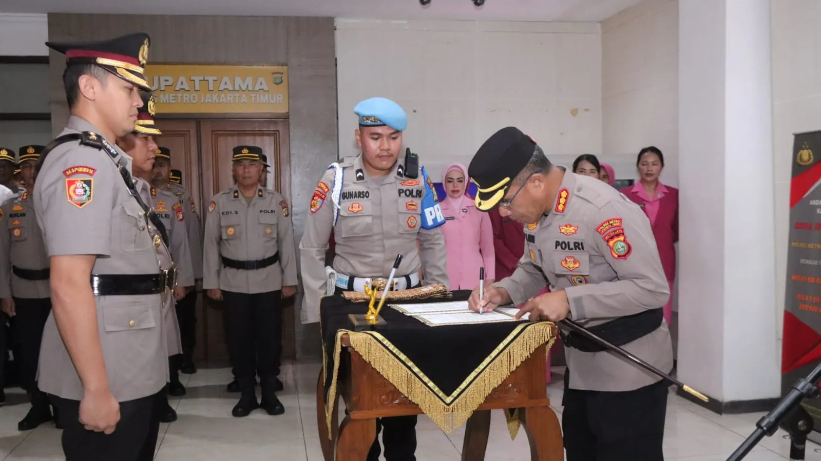 Kapolres Pimpin Sertijab 2 Kasat Dan 3 Kapolsek Jajaran Polres Metro Jakarta Timur.