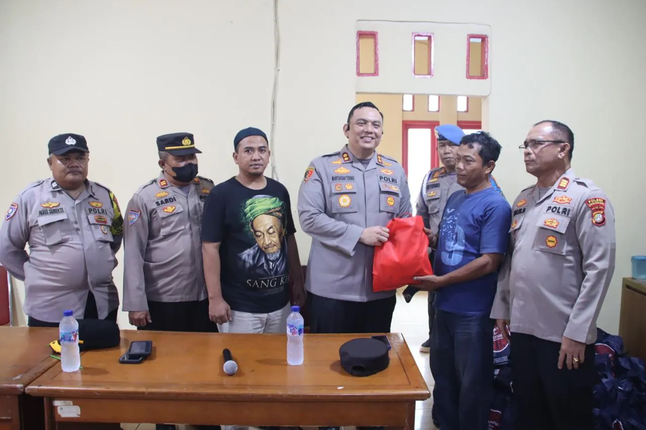 Kapolres Berikan Bantuan Sembako untuk Warga Terdampak Banjir
