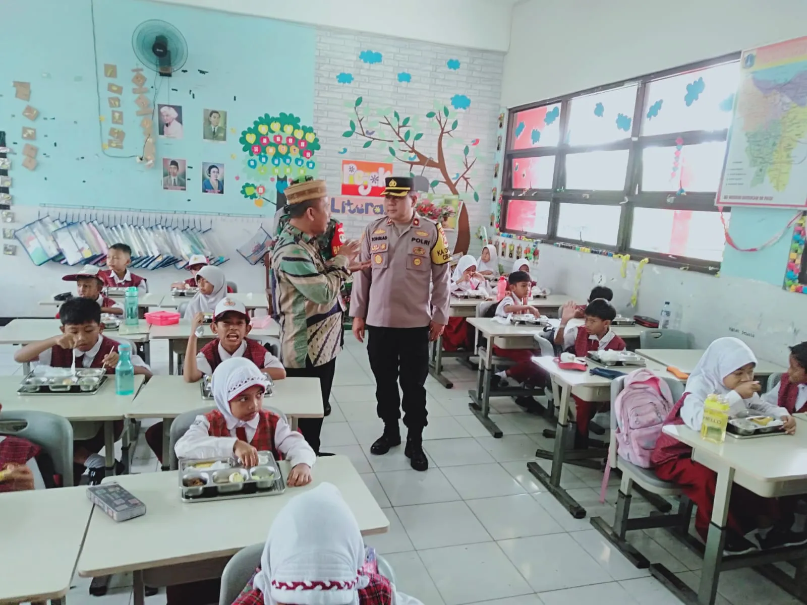 Kapolsek Ciracas Kawal Program Pemberian Makanan Bergizi Untuk 3.065 Siswa.